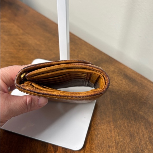 🔥 LOW START Marc Jacobs Brown Leather Turn lock Wallet with Gold Accents - Picture 5 of 12